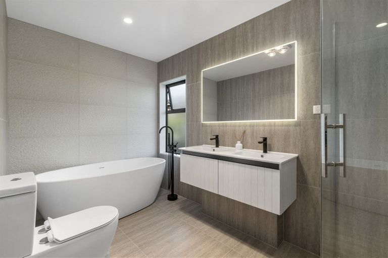 Photo of property in 2/8 Dallinghoe Crescent, Milford, Auckland, 0620