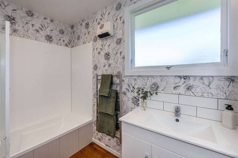 Photo of property in 28 Clipper Place, Redwood, Christchurch, 8051