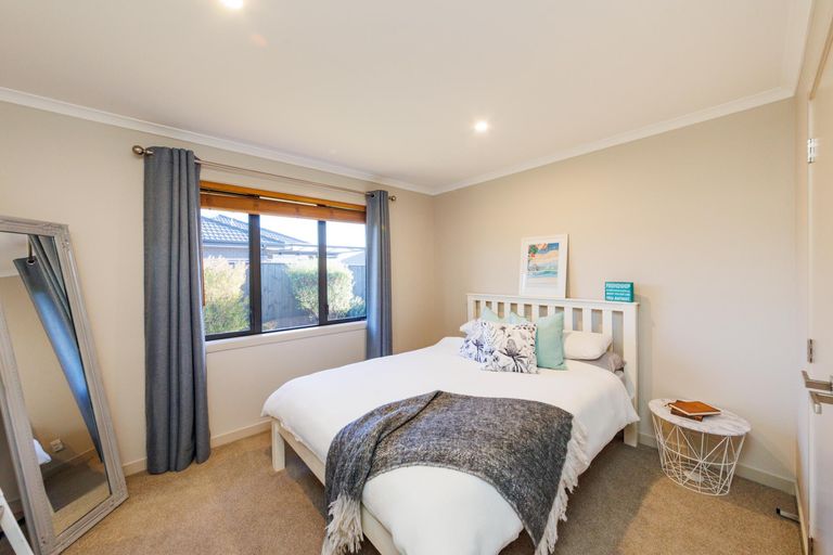 Photo of property in 34 Cyprus Place, Fitzherbert, Palmerston North, 4410