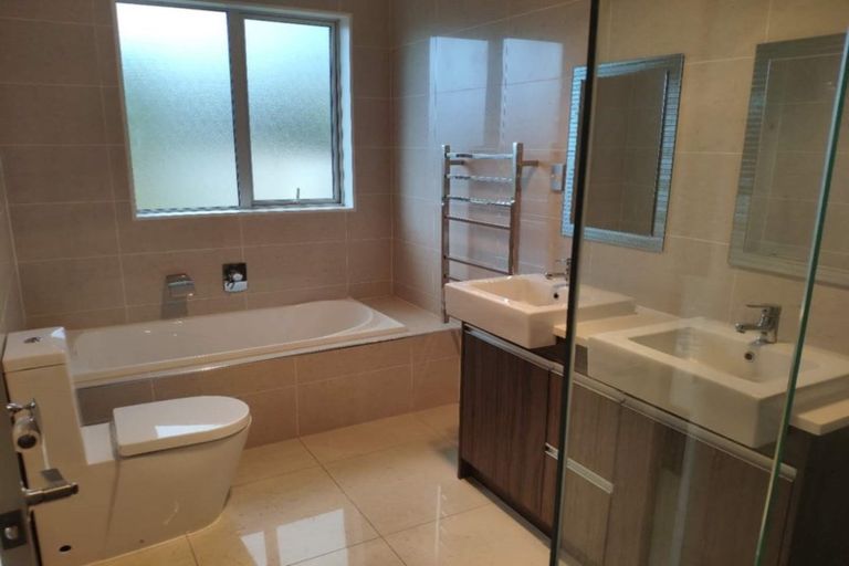 Photo of property in 21 Loughros Place, Pinehill, Auckland, 0632