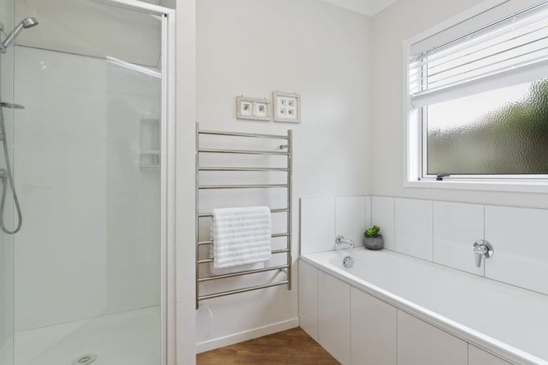 Photo of property in 17b Humphrey Kemp Avenue, Henderson, Auckland, 0612