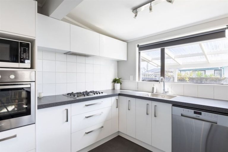 Photo of property in 6a Perrin Place, Kelvin Grove, Palmerston North, 4414