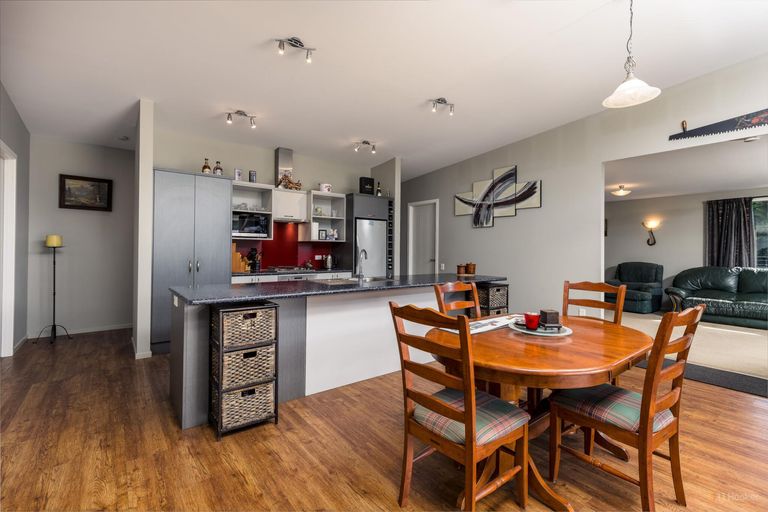 Photo of property in 84 Timaru Road, Waimate, 7924