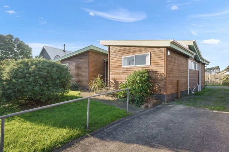 Photo of property in 20 Simcox Street, Otaki Beach, Otaki, 5512