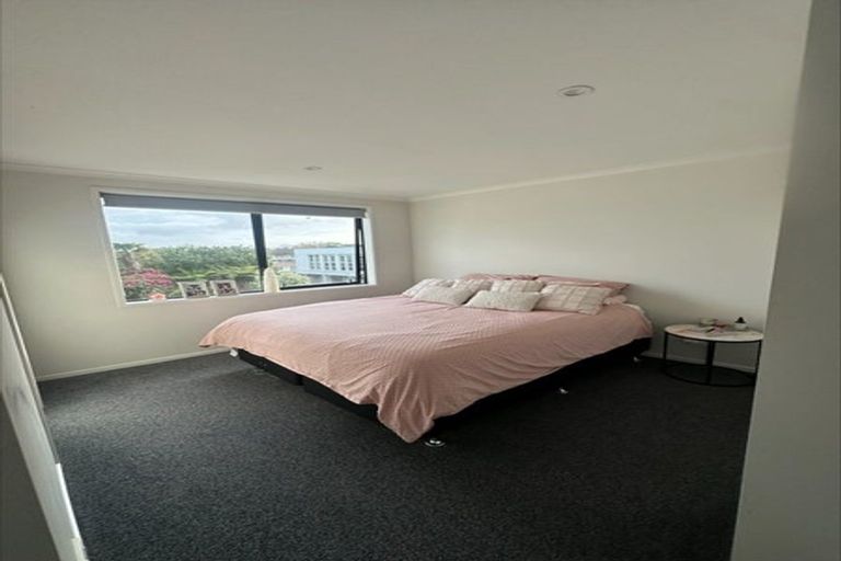 Photo of property in 7/5 Peachgrove Road, Te Atatu Peninsula, Auckland, 0610