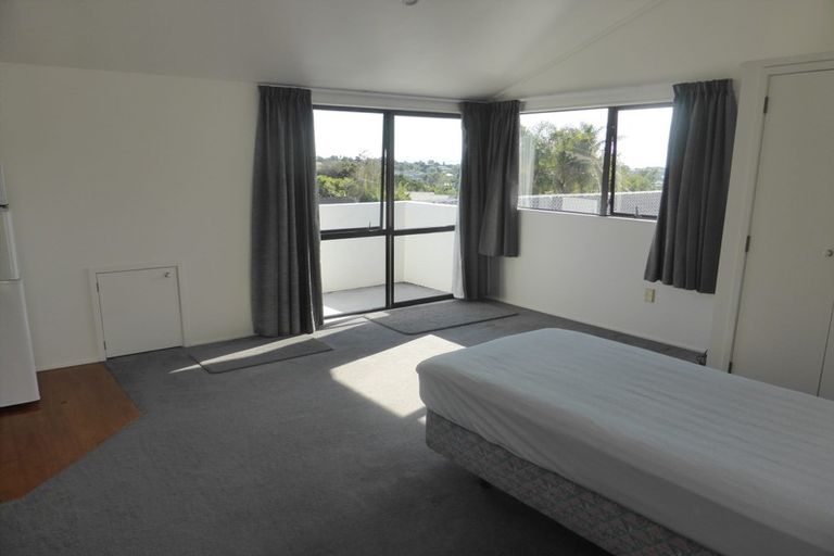 Photo of property in 33 John Dee Crescent, Red Beach, 0932