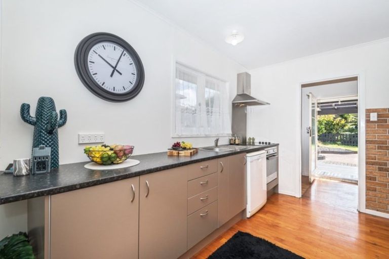 Photo of property in 6 Gill Avenue, Te Atatu Peninsula, Auckland, 0610