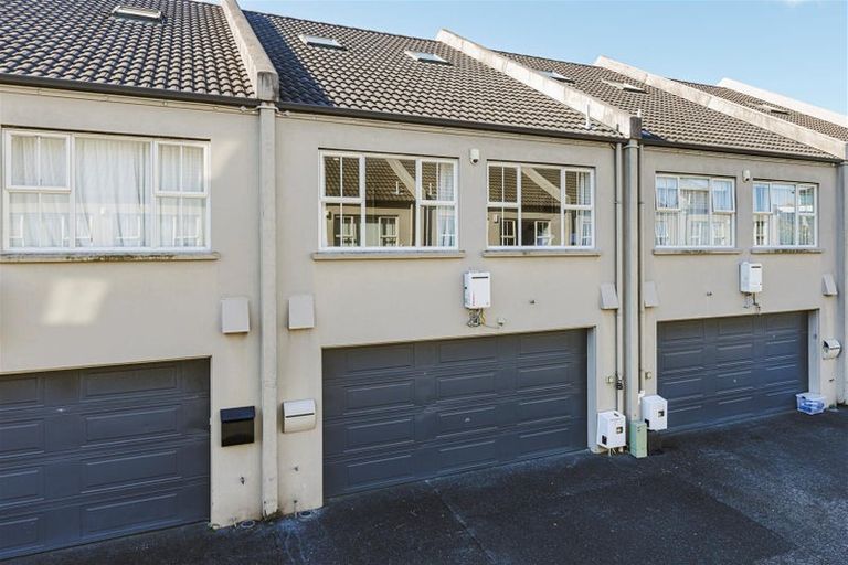 Photo of property in 10 Leneford Drive, East Tamaki, Auckland, 2013