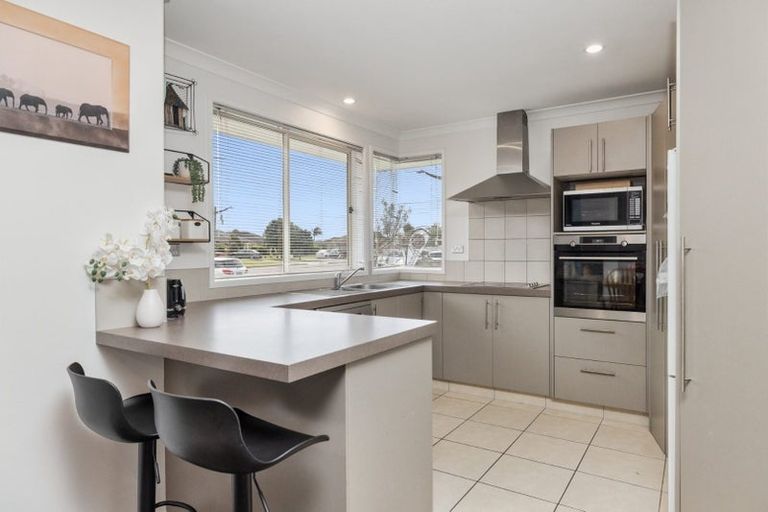 Photo of property in 33 Seabreeze Place, Papamoa Beach, Papamoa, 3118