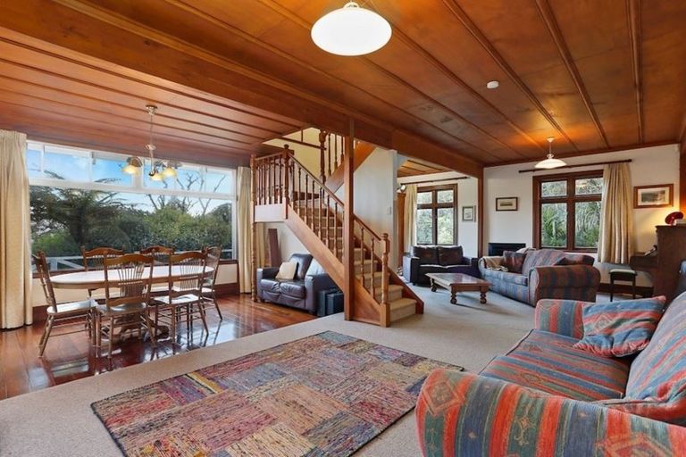 Photo of property in 552 Scenic Drive, Waiatarua, Auckland, 0612