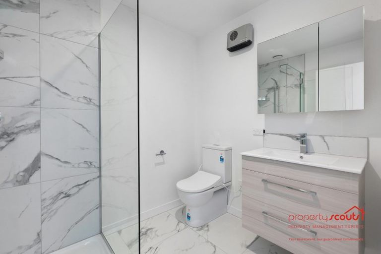 Photo of property in 5/80 Awaroa Road, Sunnyvale, Auckland, 0612