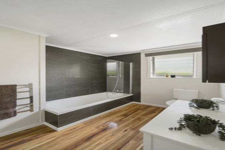 Photo of property in 13 Bradbury Road, Botany Downs, Auckland, 2010