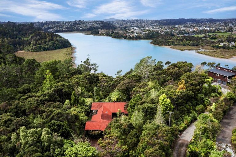 Photo of property in 2 Te Kawau Pass, Greenhithe, Auckland, 0632
