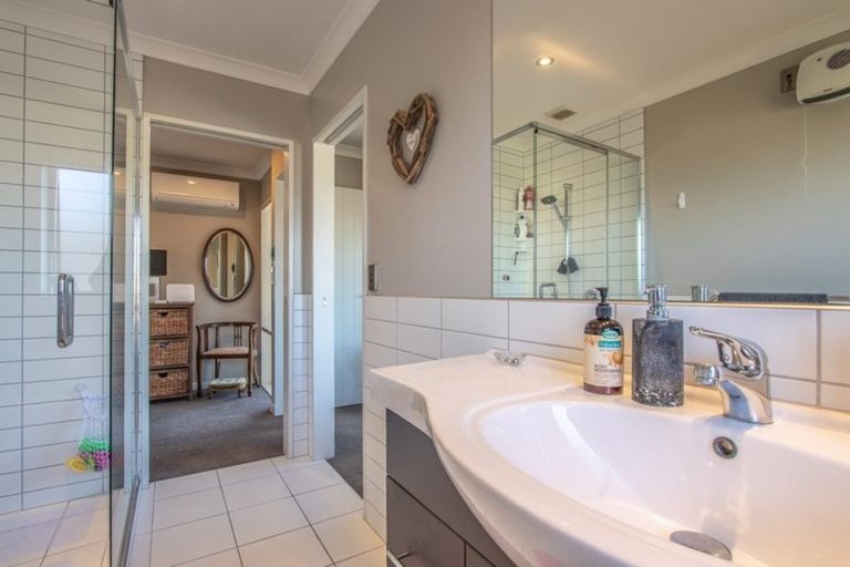 Photo of property in 17 Bluewater Place, Paraparaumu, 5032