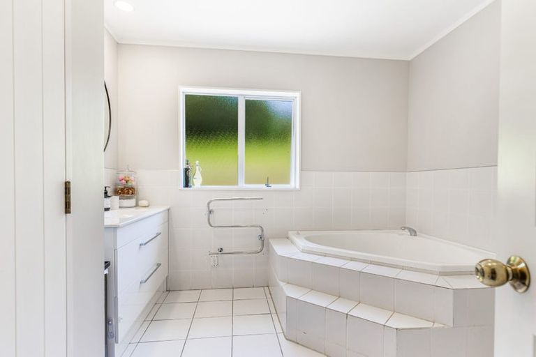 Photo of property in 17 Yelash Road, Massey, Auckland, 0614