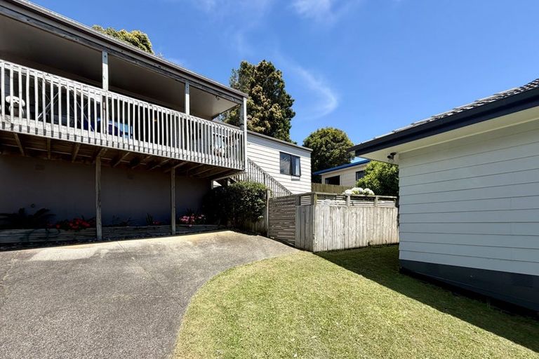 Photo of property in 2/8 Sevilla Place, Unsworth Heights, Auckland, 0632