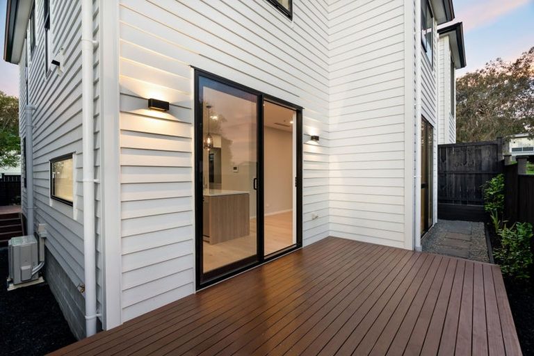 Photo of property in 8b Catalina Crescent, Forrest Hill, Auckland, 0620