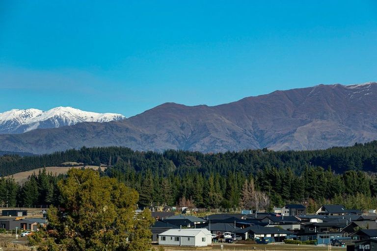 Photo of property in 33 Tomtit Crescent, Lake Hawea, 9382