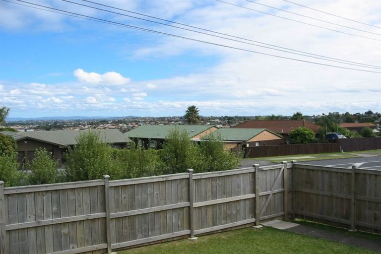 Photo of property in 1/104 Sandspit Road, Shelly Park, Auckland, 2014