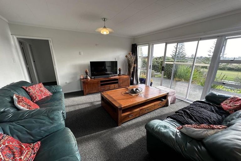 Photo of property in 16 Queens Road, Waikanae Beach, Waikanae, 5036