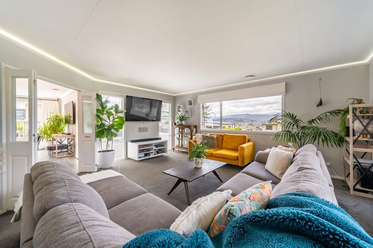 Photo of property in 32 King Charles Drive, Kingsley Heights, Upper Hutt, 5018