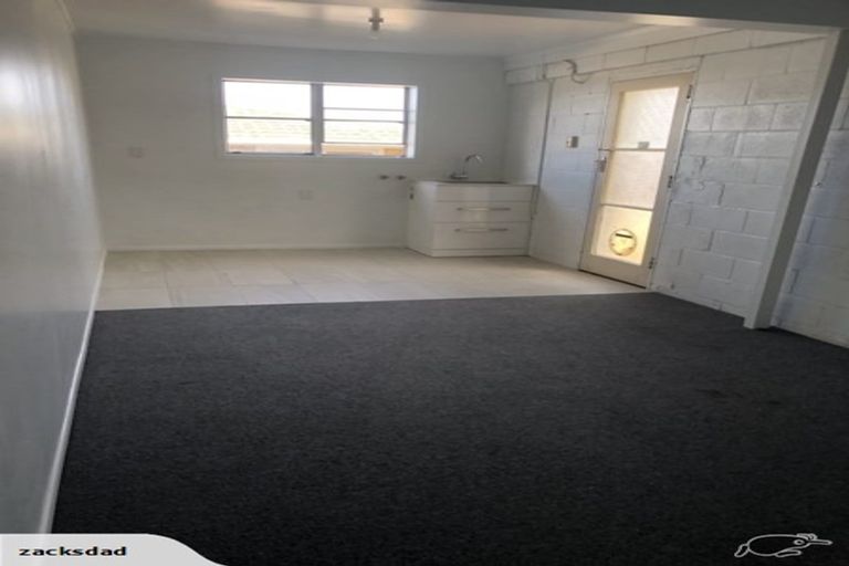 Photo of property in 1 Wakeling Avenue, Te Atatu South, Auckland, 0610