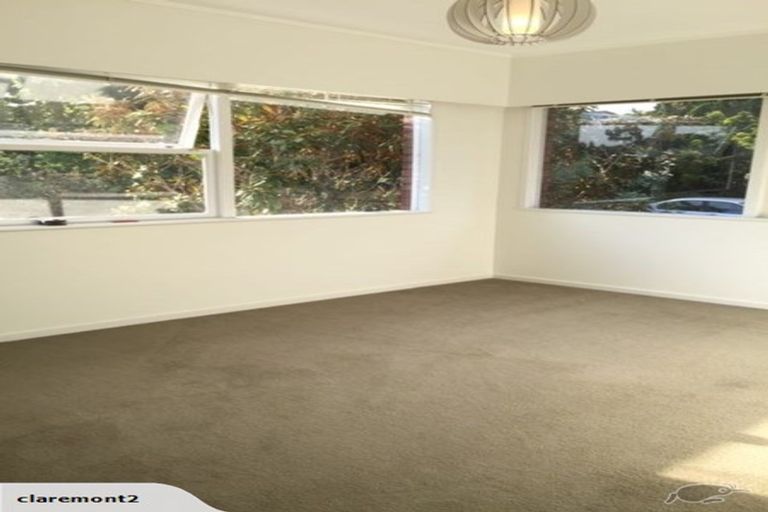 Photo of property in 24 Holdaway Avenue, Northcote, Auckland, 0627