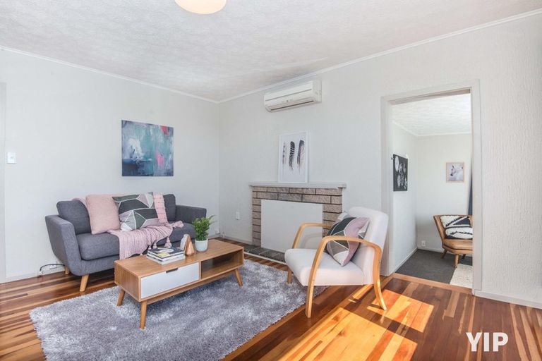 Photo of property in 11 Link Road, Newlands, Wellington, 6037