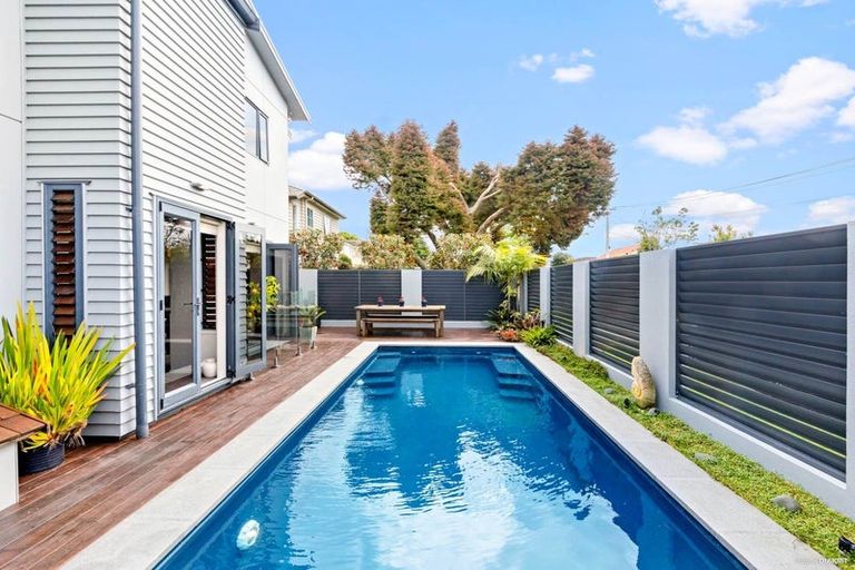 Photo of property in 76a Walmer Road, Point Chevalier, Auckland, 1022