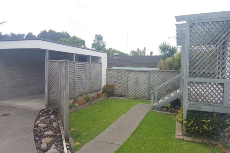 Photo of property in 2/40 Hillcrest Avenue, Hillcrest, Auckland, 0627