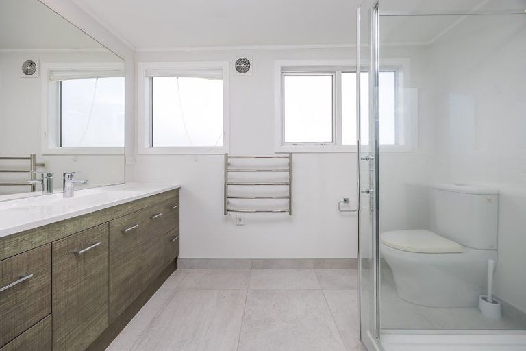 Photo of property in 74 Queen Street, Northcote Point, Auckland, 0627