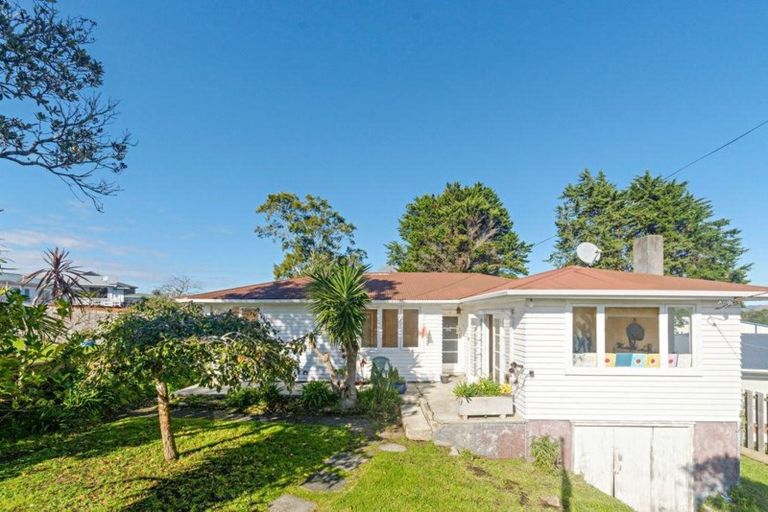 Photo of property in 2 Celsmere Lane, Te Atatu Peninsula, Auckland, 0610