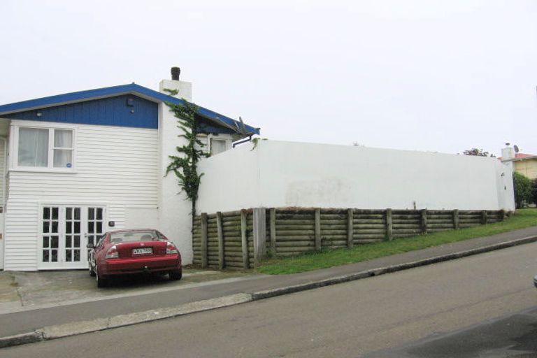 Photo of property in 33 Bellringer Crescent, Newlands, Wellington, 6037