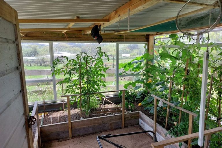 Photo of property in 54 Whakapirau Road, Maungaturoto, 0583