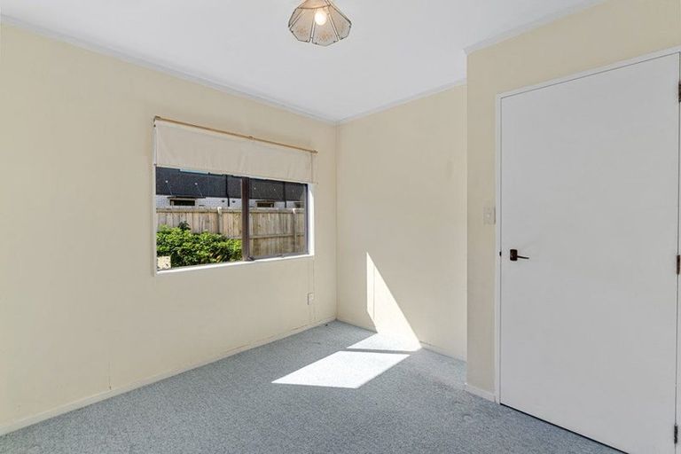Photo of property in 3/121 Bruce Mclaren Road, Henderson, Auckland, 0612