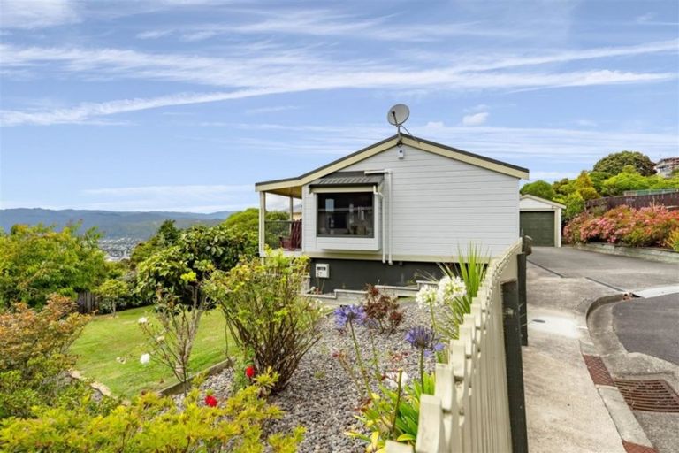 Photo of property in 27 Wisteria Grove, Maungaraki, Lower Hutt, 5010