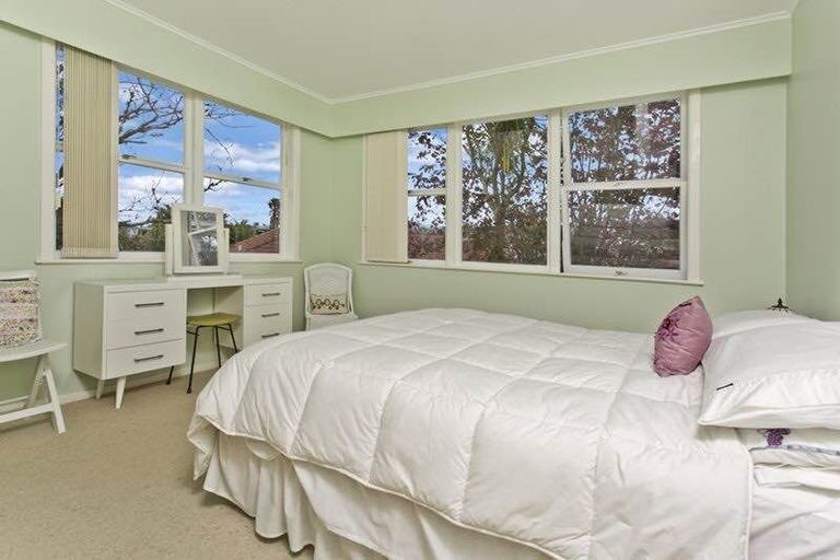 Photo of property in 1/14 Bond Crescent, Forrest Hill, Auckland, 0620