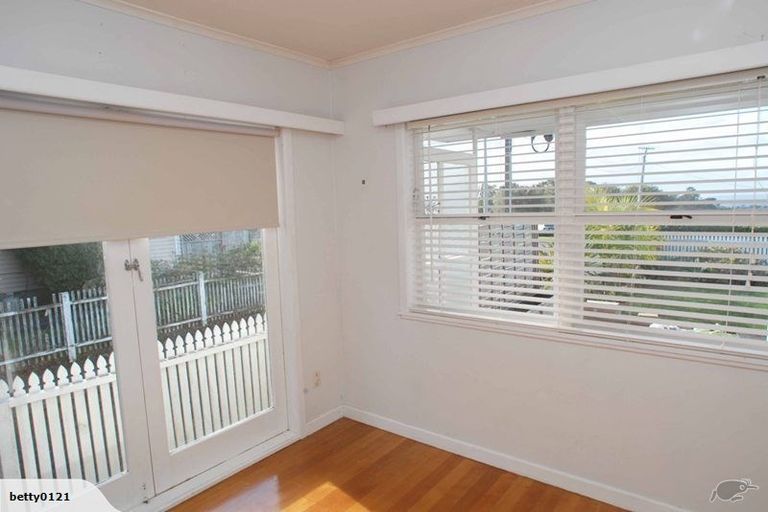 Photo of property in 296 East Coast Road, Forrest Hill, Auckland, 0620