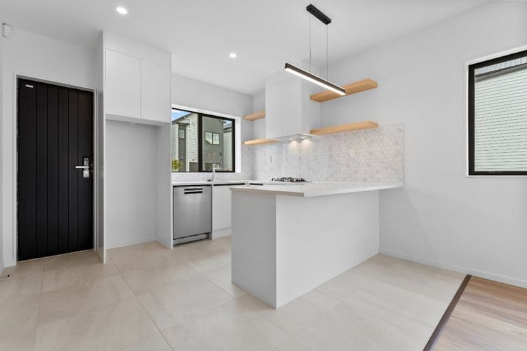 Photo of property in 28 Whare Kauri Road, Papakura, 2110