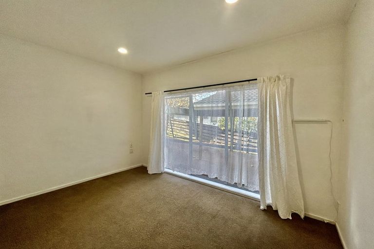 Photo of property in 25 Trias Road, Totara Vale, Auckland, 0629