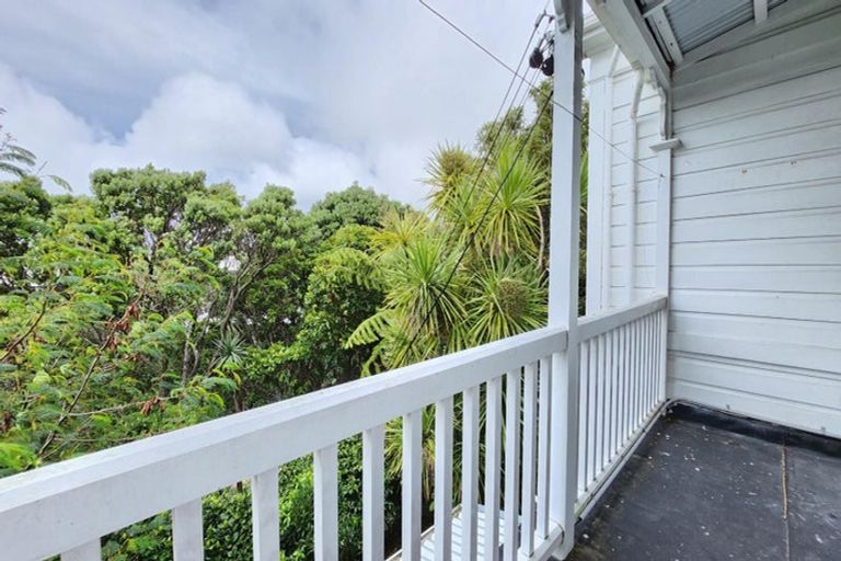 Photo of property in 72 Kelburn Parade, Kelburn, Wellington, 6012