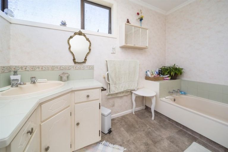 Photo of property in 1 Graves Street, Eltham, 4322