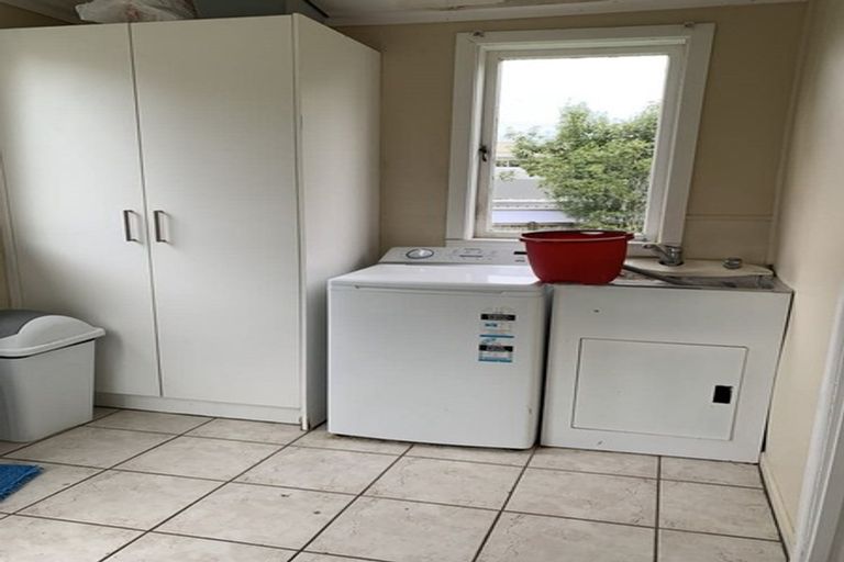 Photo of property in 14 Atkinson Road, Titirangi, Auckland, 0604