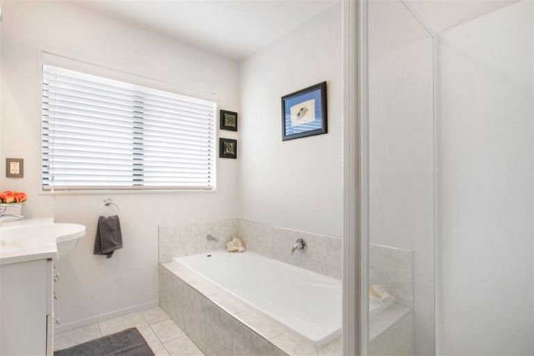 Photo of property in 30 Hercules Drive, Henderson, Auckland, 0612