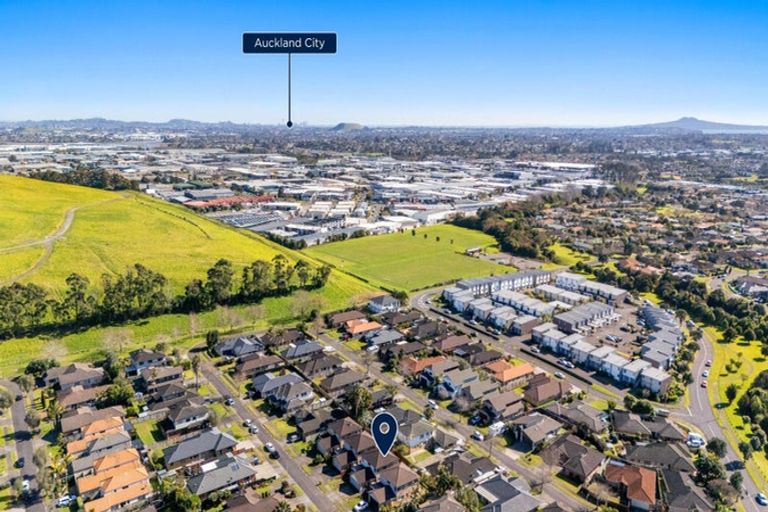 Photo of property in 42 Lilybank Crescent, East Tamaki, Auckland, 2013