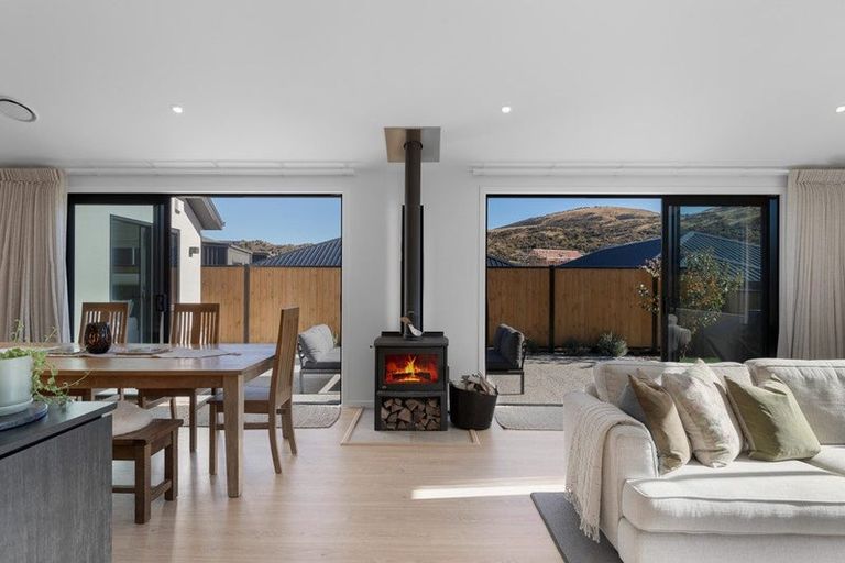 Photo of property in 32 Plough Street, Jacks Point, 9371