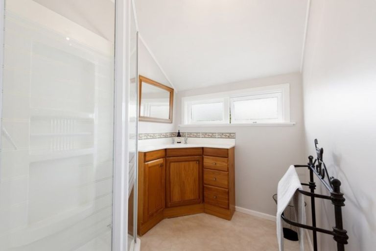 Photo of property in 15 Whirinaki Crescent, Heretaunga, Upper Hutt, 5018