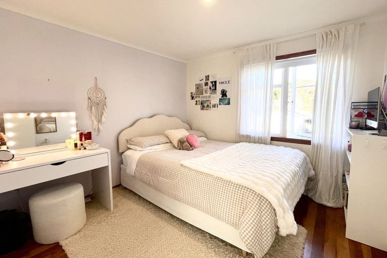 Photo of property in 28 Roland Hill, Glen Eden, Auckland, 0602