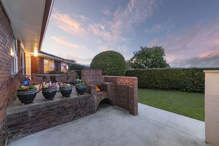 Photo of property in 17 Scanlen Terrace, Kelston, Auckland, 0602