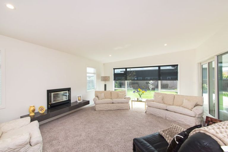 Photo of property in 16 Grand Oaks Drive, Awapuni, Palmerston North, 4412